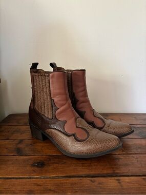 Coconuts by Matisse Two-Tone Brown Western Chelsea Booties